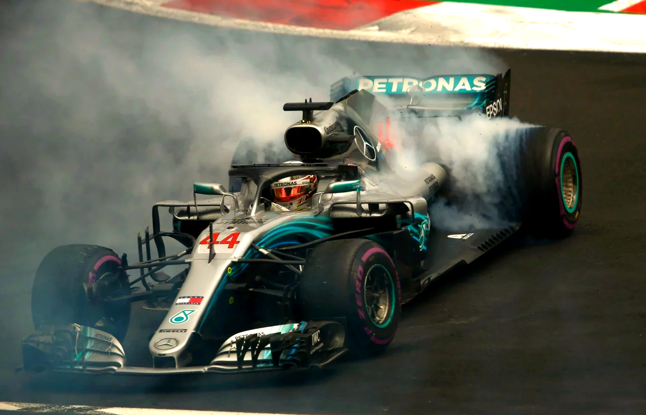 爱游戏入口-阿斯顿马丁翻盘索伯车队，汉密尔顿惊艳四座