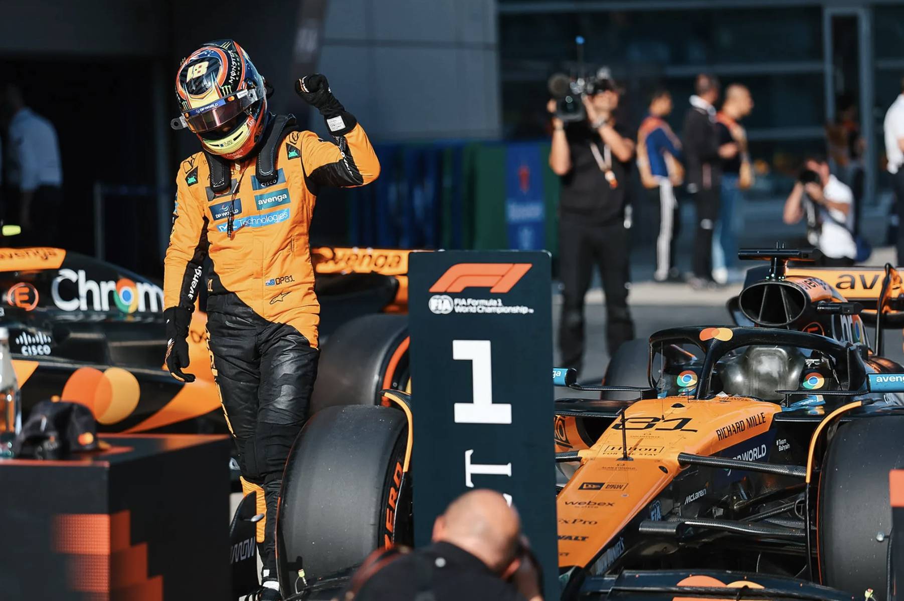 爱游戏2026-迈凯伦险胜梅赛德斯，诺里斯关键制胜